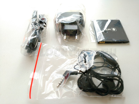 МТС Smart Sprint 4G - комплектация. Зарядное устройство, USB-кабель, аккумуляторная батарея и наушники.