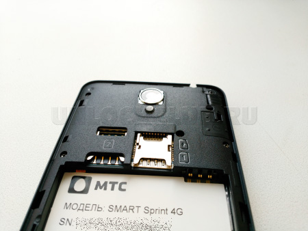 МТС Smart Sprint 4G - отсек для установки SIM-карт и microSD.